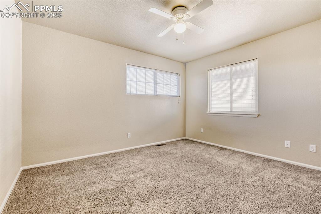 Image 23 of 31: Bedroom