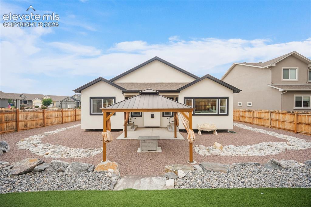 Image 4 of 36: Gazebo stays