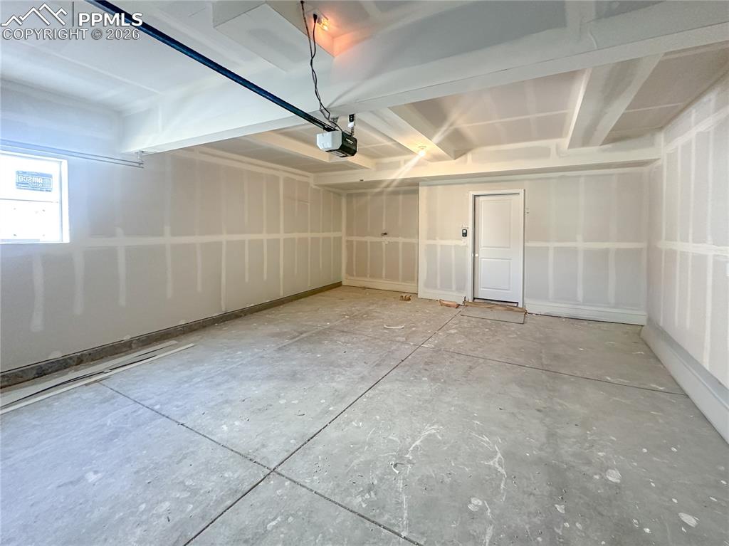 Image 13 of 15: Garage