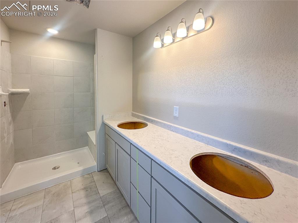 Image 9 of 15: Bathroom