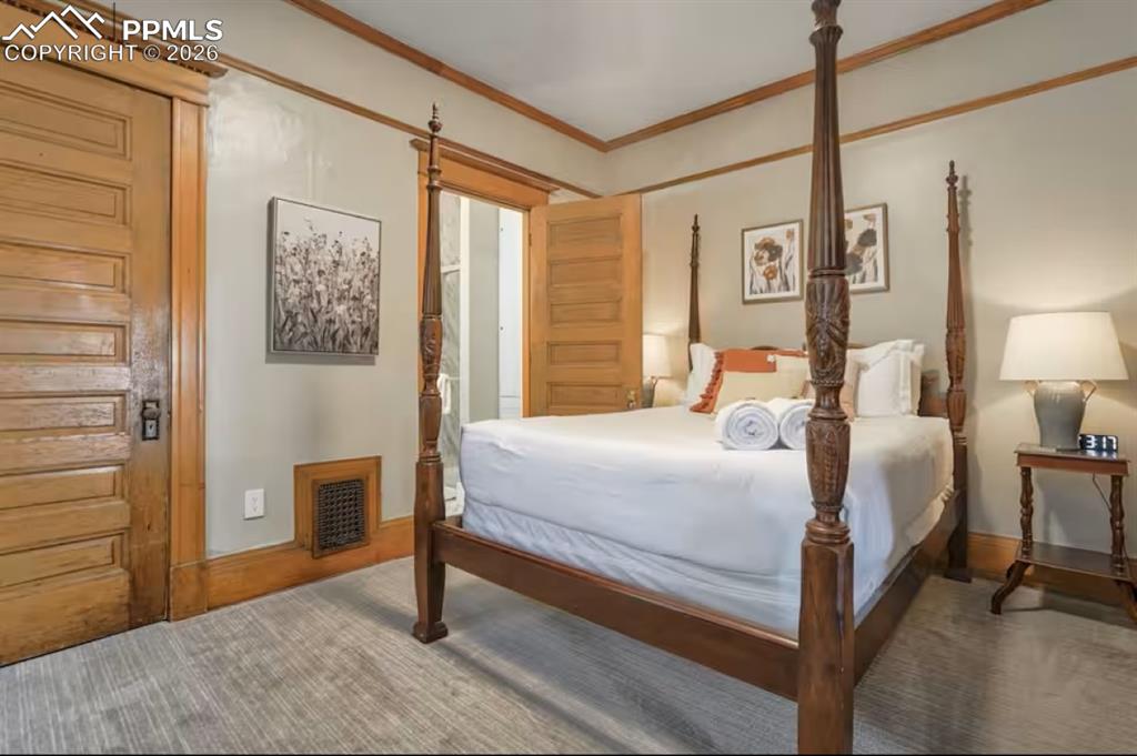 Image 10 of 50: Bedroom