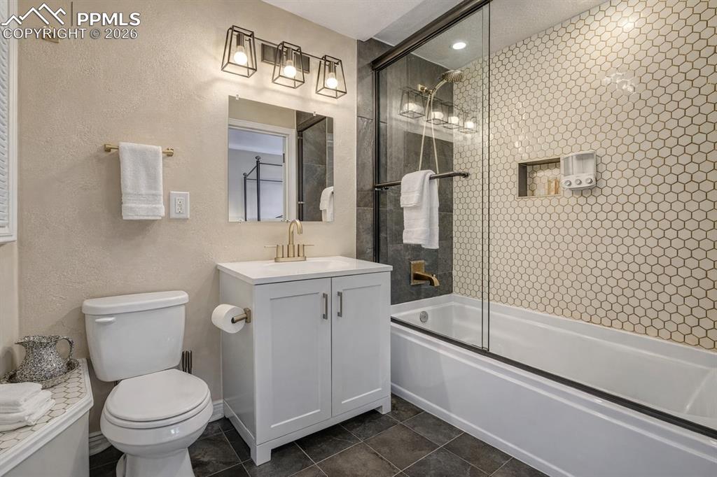 Image 23 of 50: Bathroom