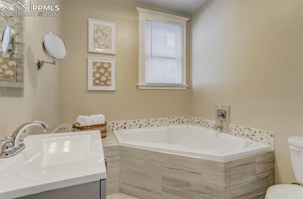 Image 25 of 50: Bathroom