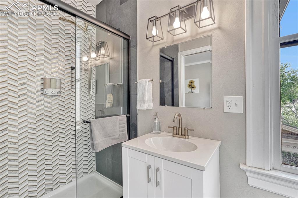 Image 30 of 50: Bathroom