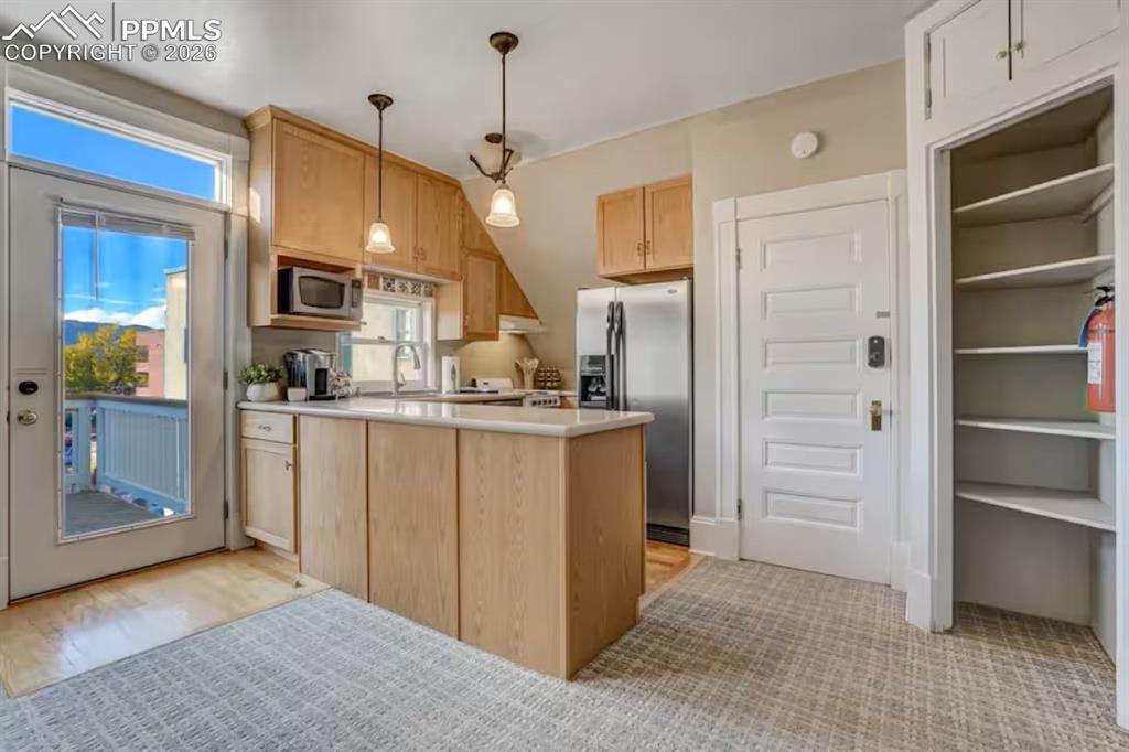 Image 33 of 50: Kitchen