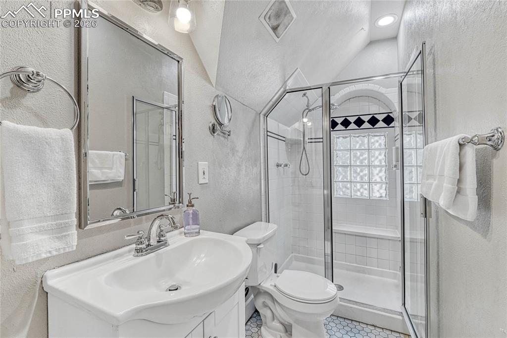 Image 37 of 50: Bathroom