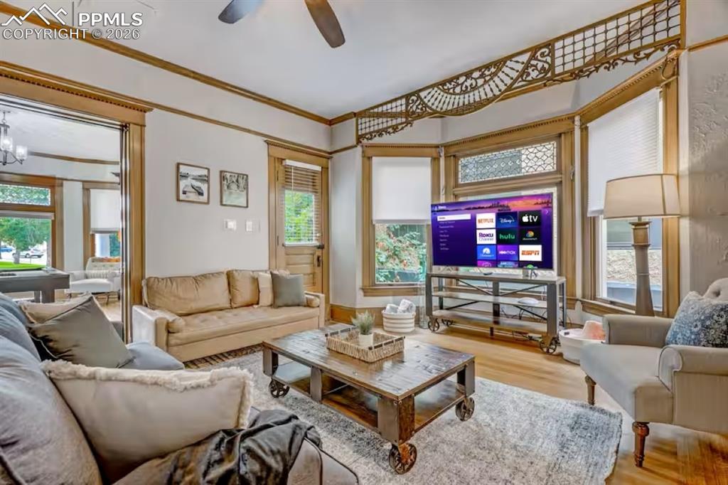 Image 5 of 50: Living Room