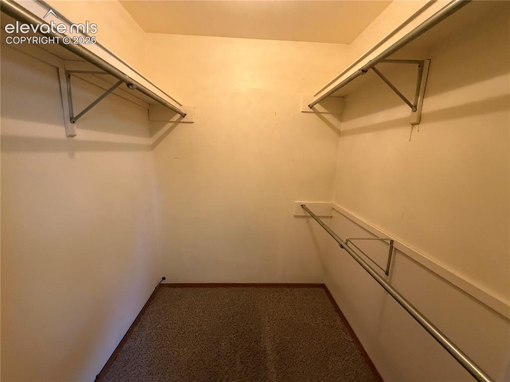 Image 10 of 25: Kitchen