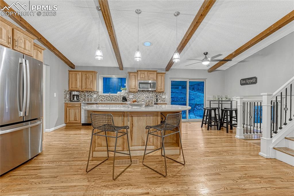 Image 10 of 50: Kitchen