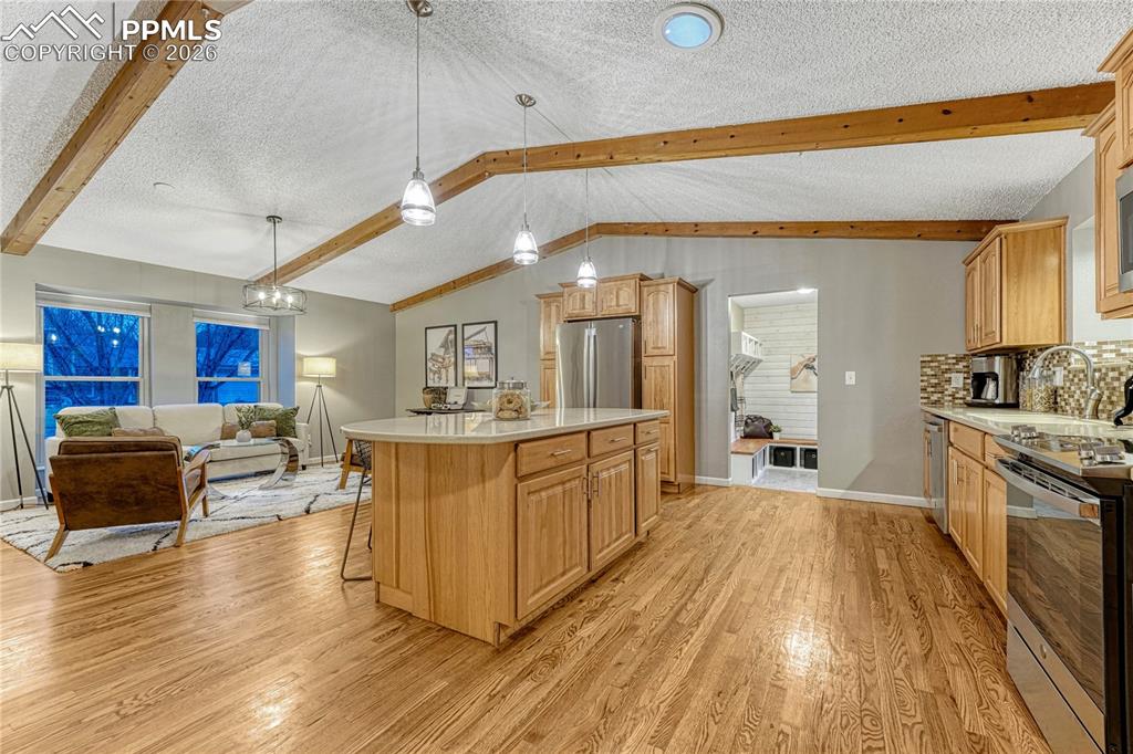 Image 12 of 50: Kitchen