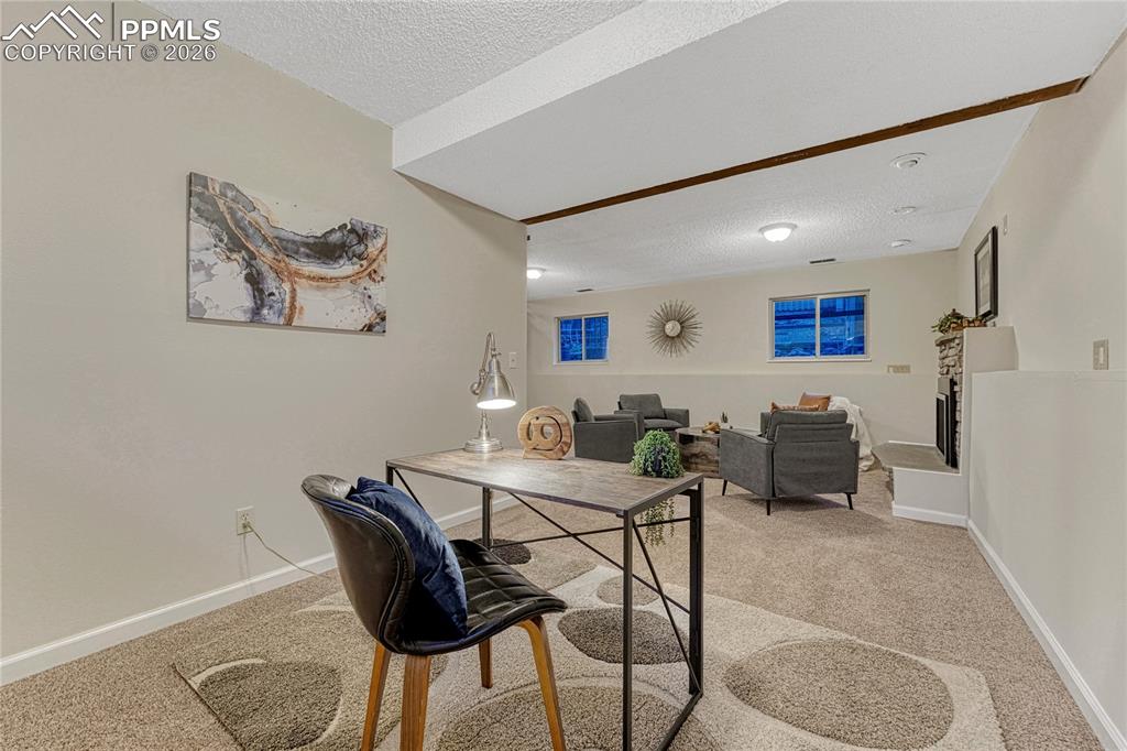 Image 18 of 50: Office