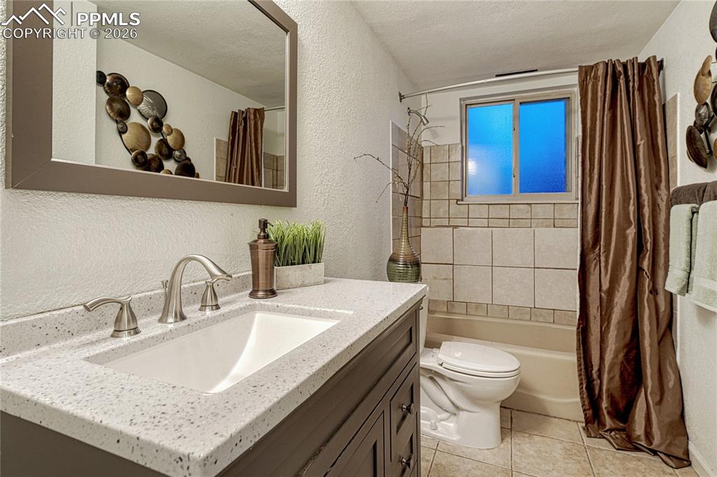 Image 20 of 50: Bathroom