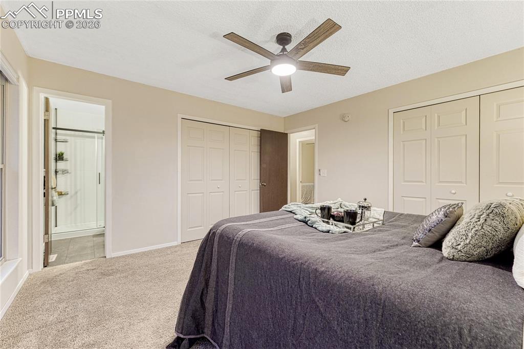 Image 23 of 50: Bedroom