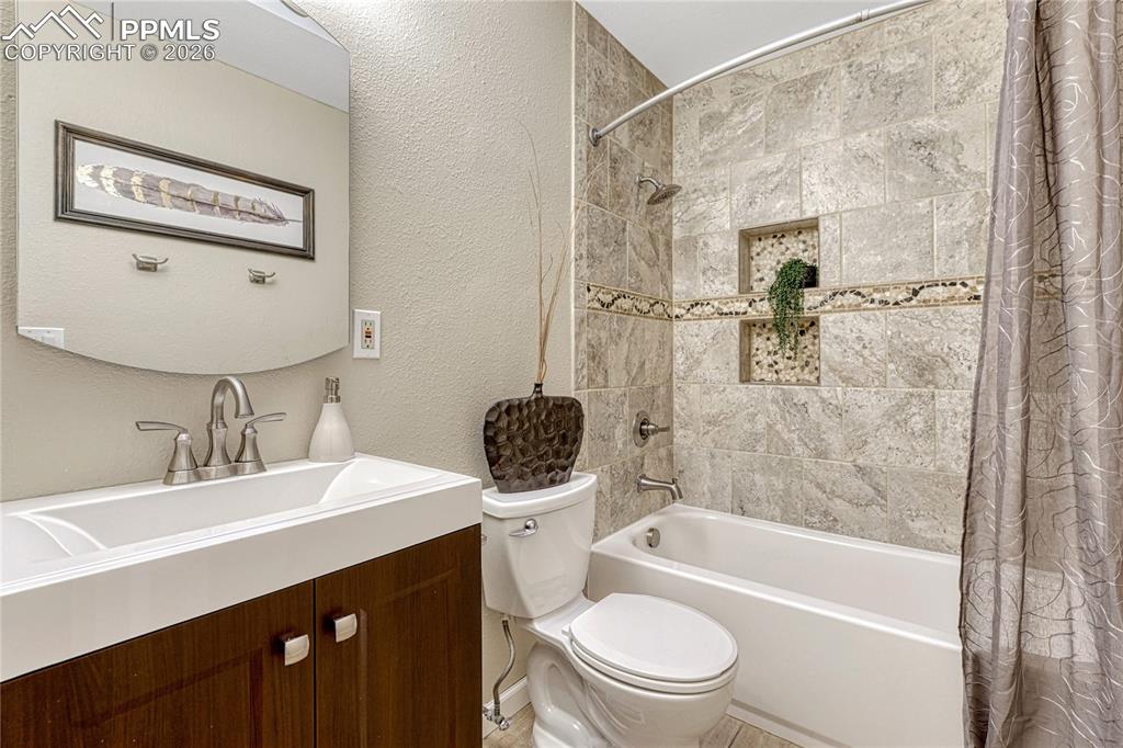 Image 27 of 50: Bathroom