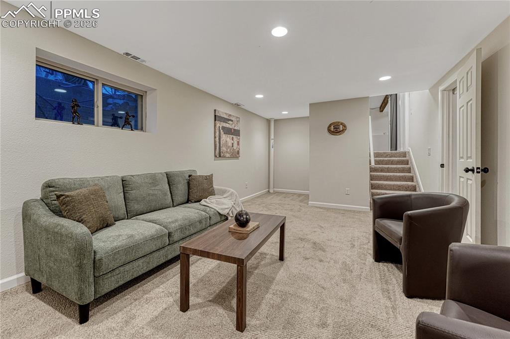 Image 32 of 50: Living Room