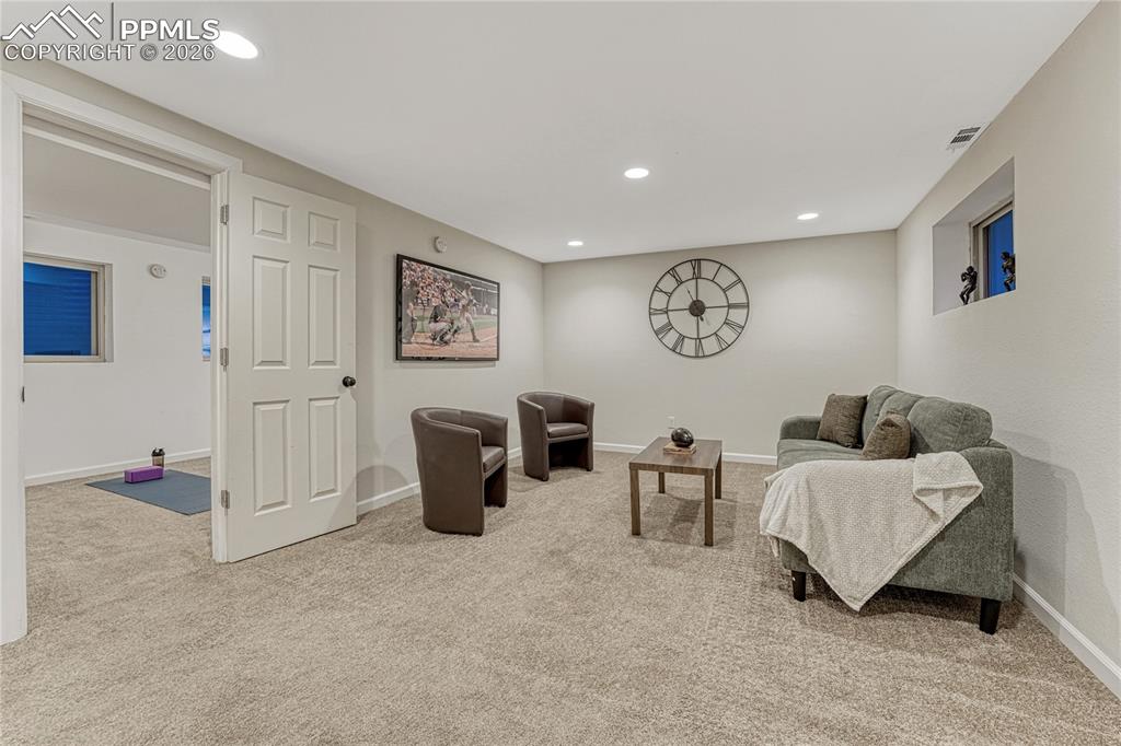 Image 33 of 50: Living Room