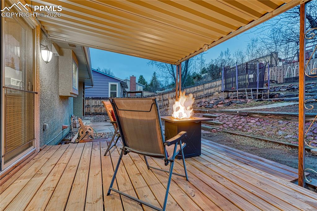 Image 35 of 50: Deck