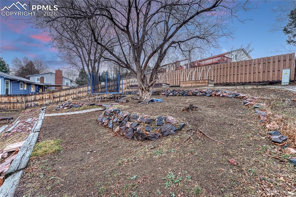 Image 39 of 50: Yard