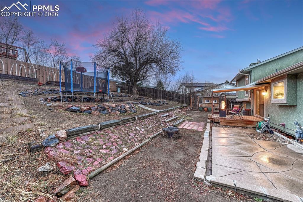 Image 40 of 50: Yard