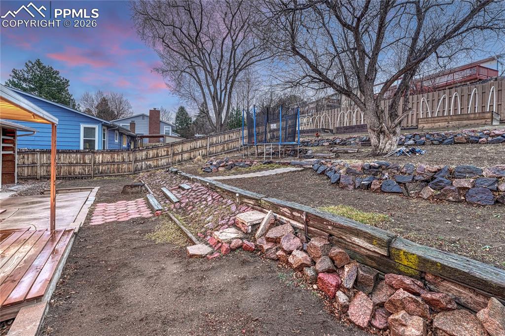 Image 41 of 50: Yard