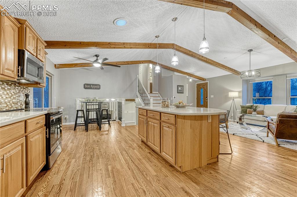 Image 8 of 50: Kitchen