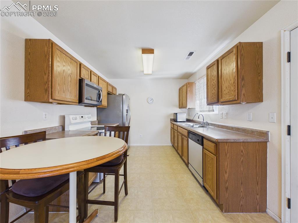 Image 11 of 41: Kitchen