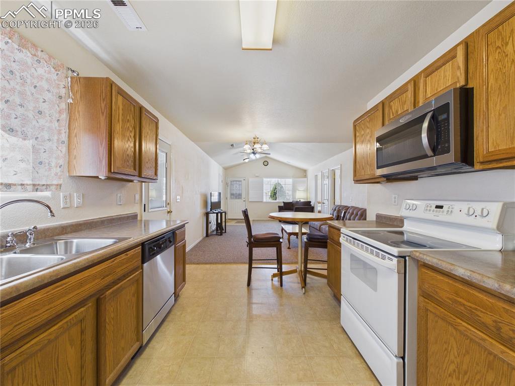 Image 14 of 41: Kitchen