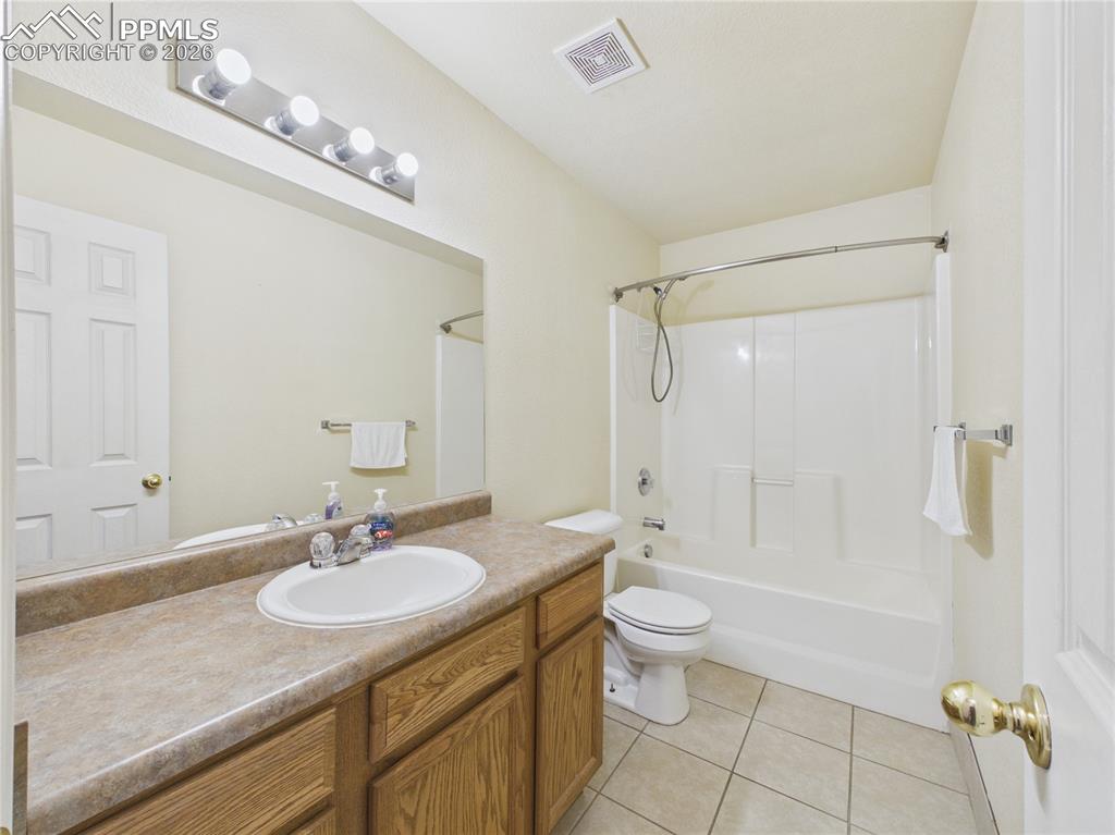 Image 20 of 41: Bathroom