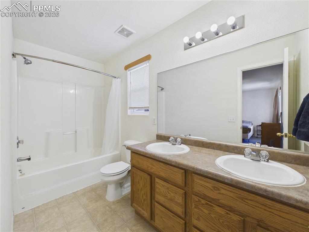 Image 28 of 41: Bathroom