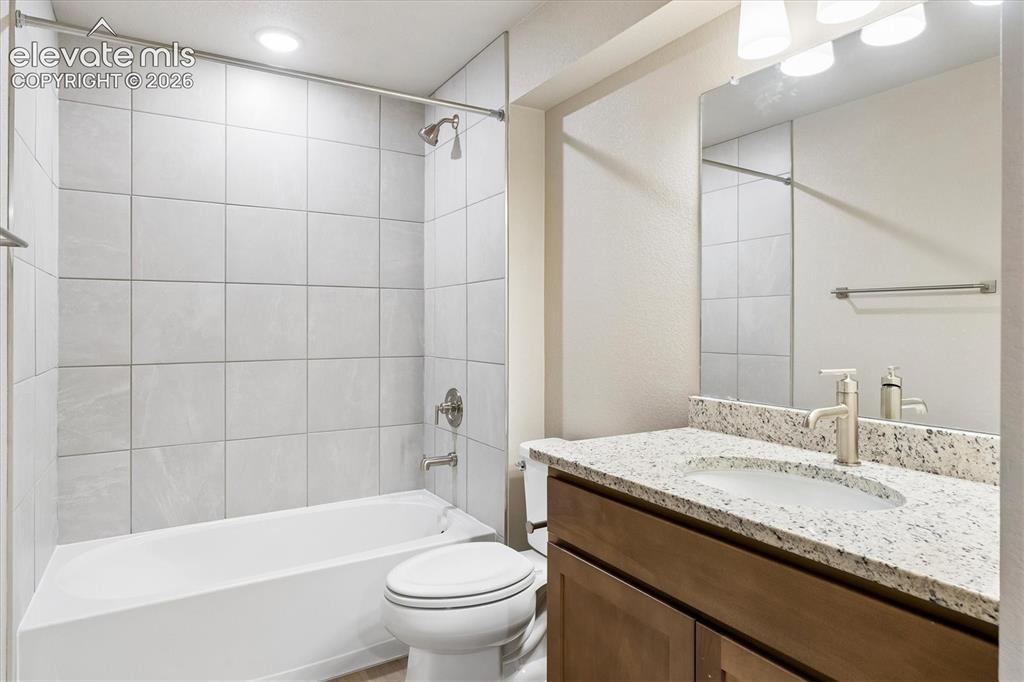 Image 19 of 22: Bathroom