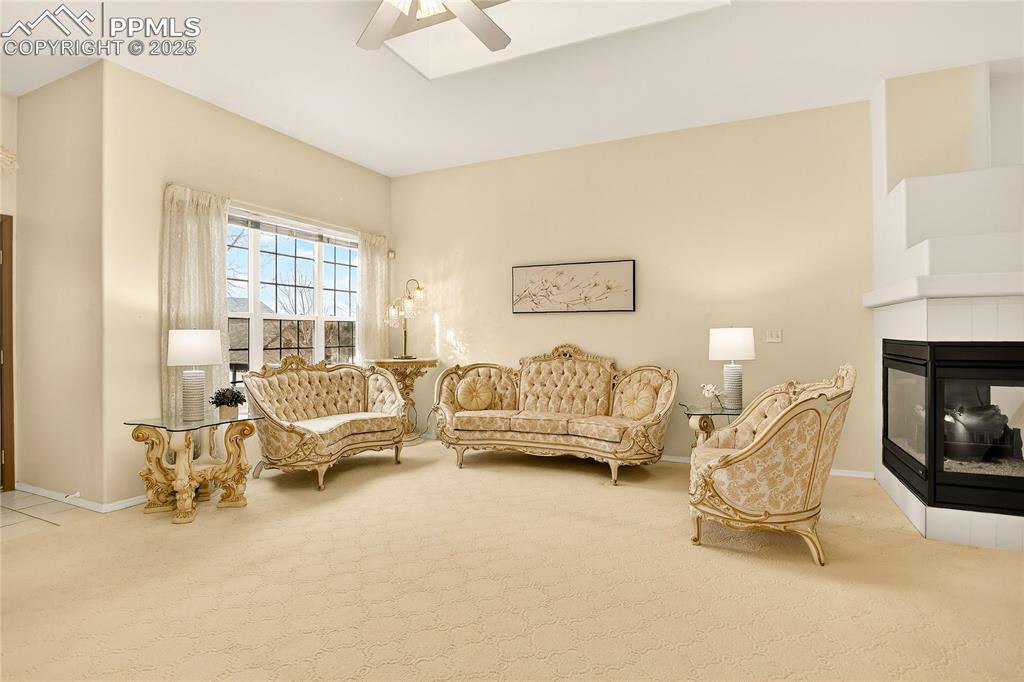 Image 4 of 21: Living room