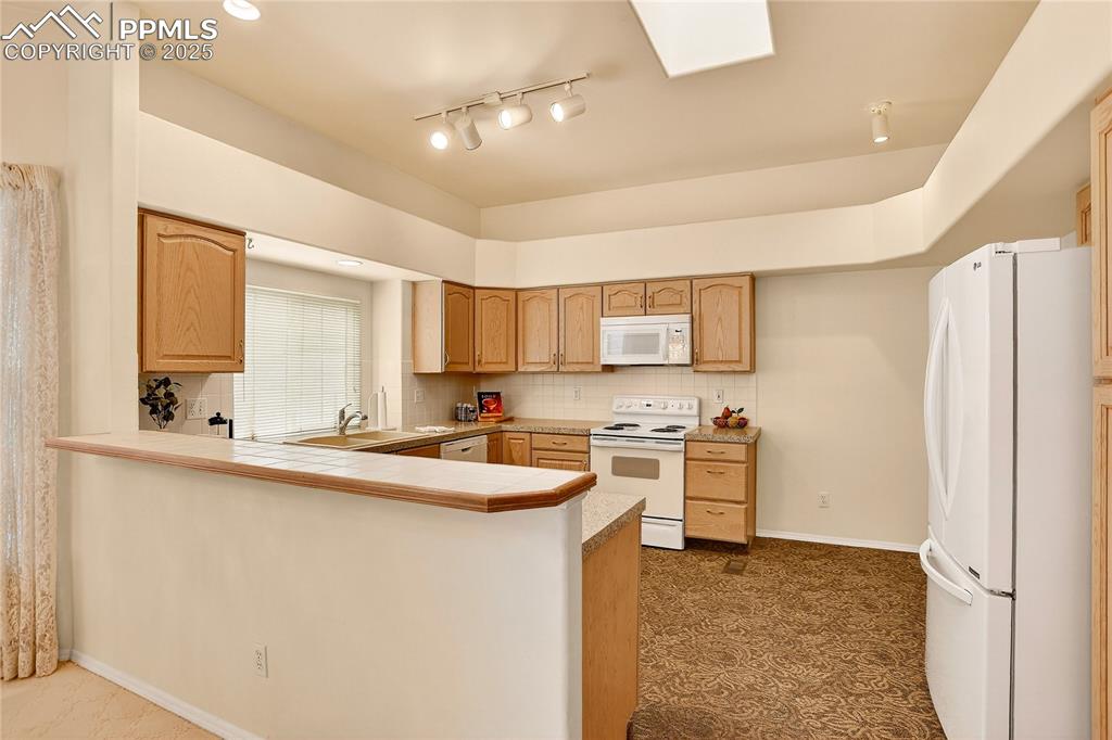 Image 7 of 21: Breakfast bar at kitchen counter