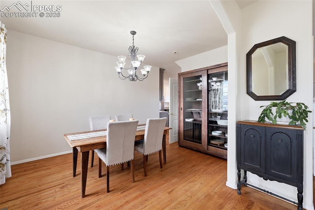 Image 11 of 50: Dining Area