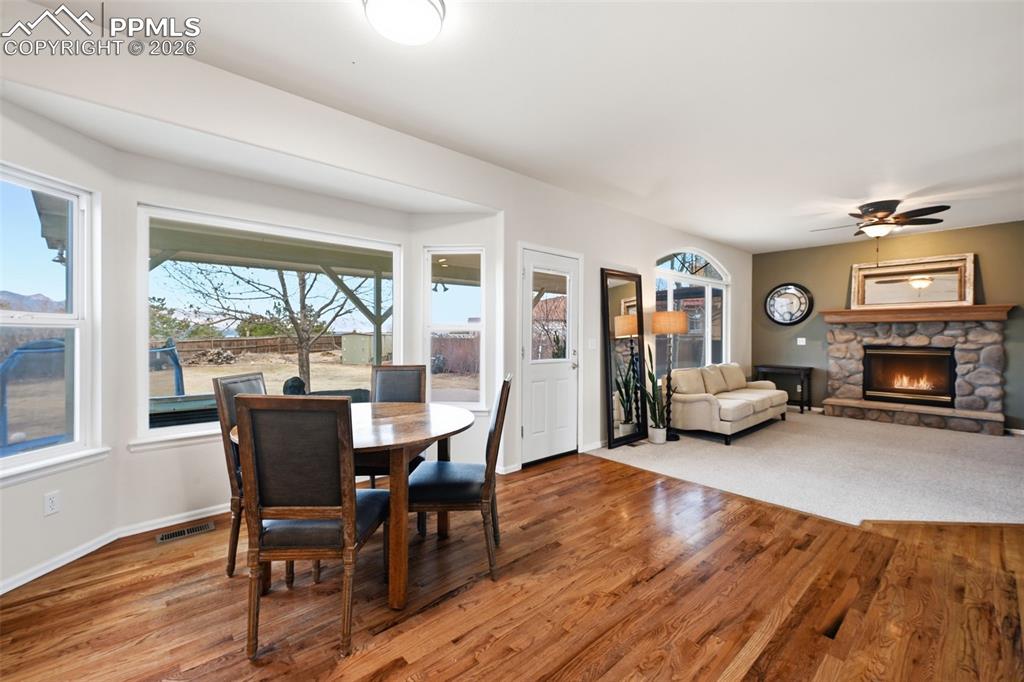 Image 16 of 50: Dining Area