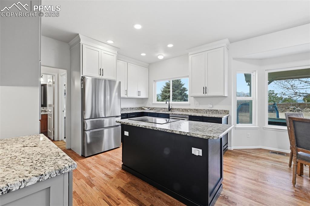 Image 17 of 50: Kitchen