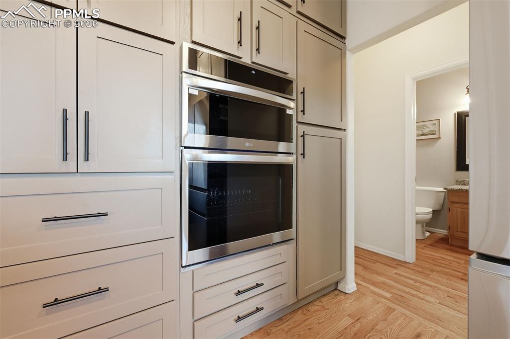 Image 19 of 50: Kitchen