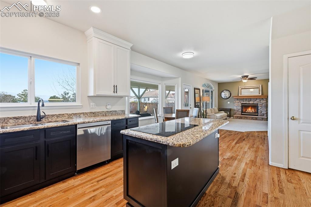 Image 20 of 50: Kitchen