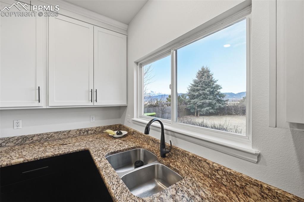 Image 21 of 50: Kitchen