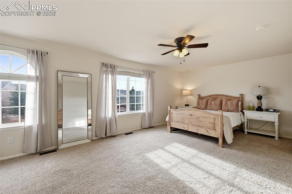 Image 27 of 50: Bedroom