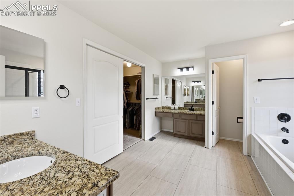 Image 29 of 50: Bathroom