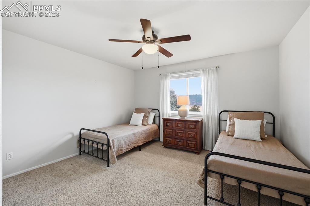 Image 32 of 50: Bedroom