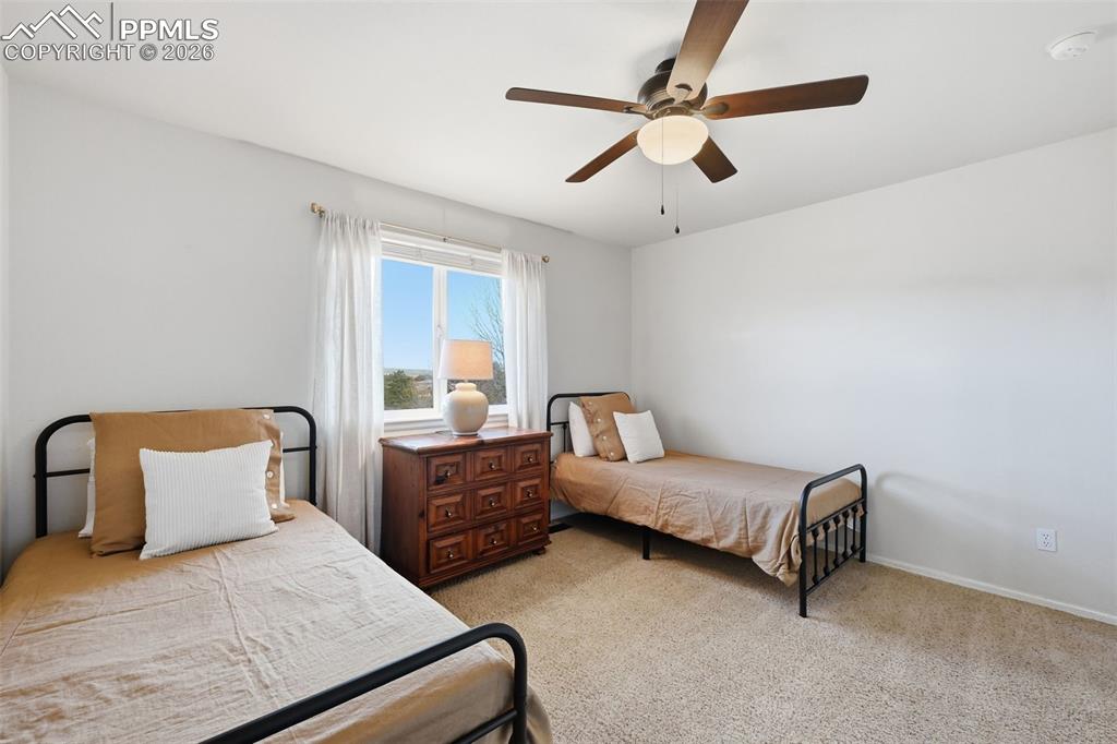 Image 33 of 50: Bedroom