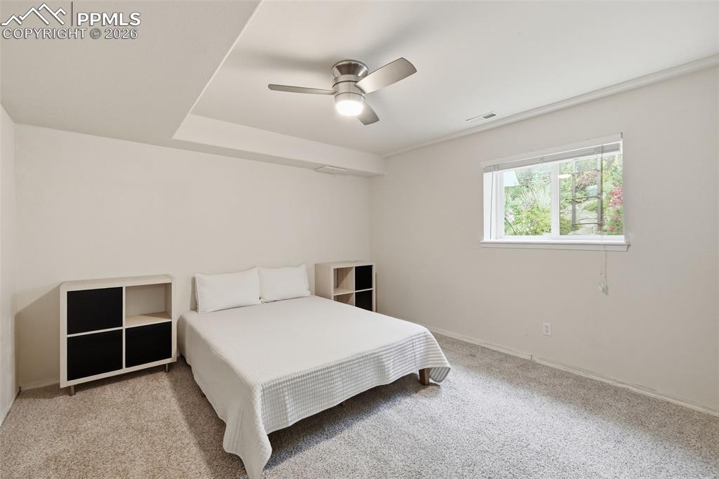 Image 38 of 50: Bedroom