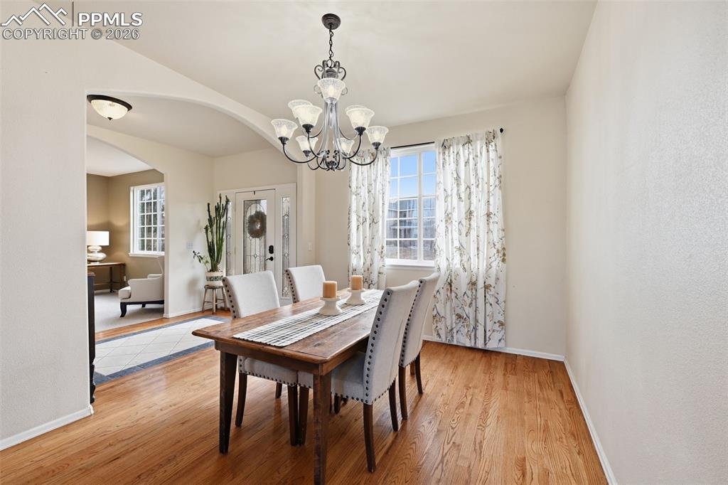 Image 5 of 50: Dining Area