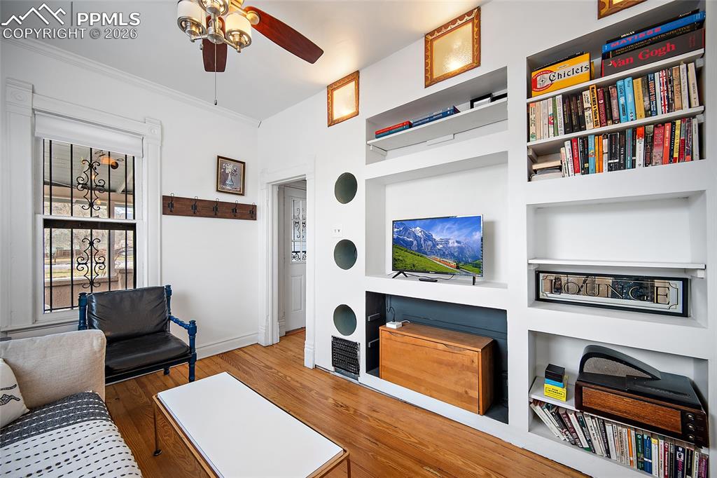 Image 20 of 42: Living Room