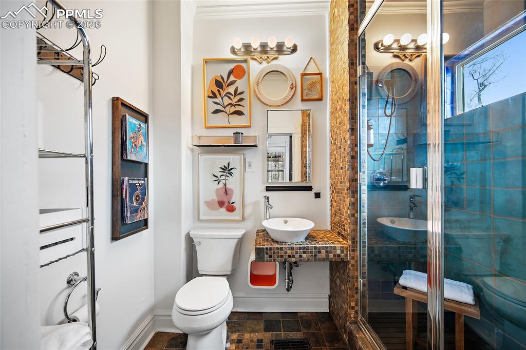 Image 21 of 42: Bathroom