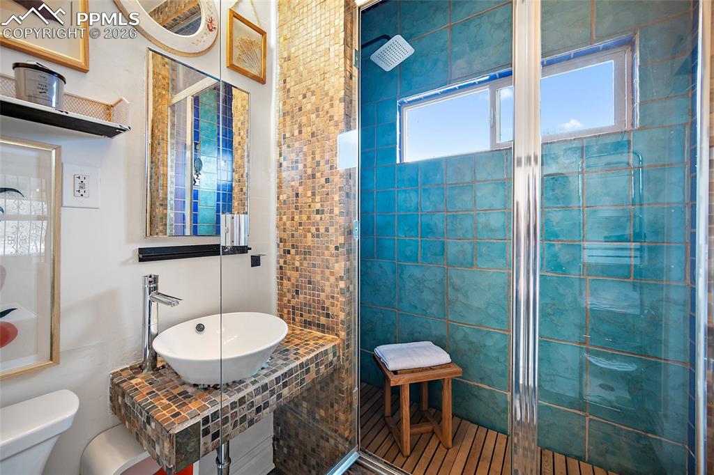 Image 22 of 42: Bathroom