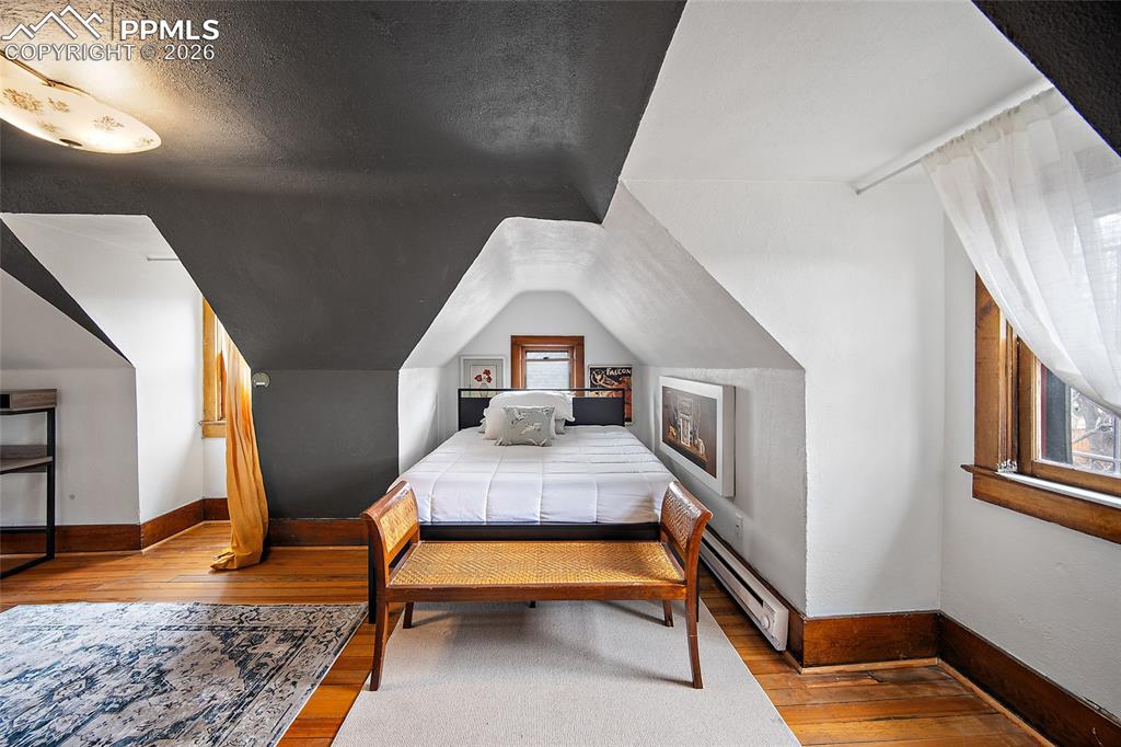 Image 26 of 42: Bedroom