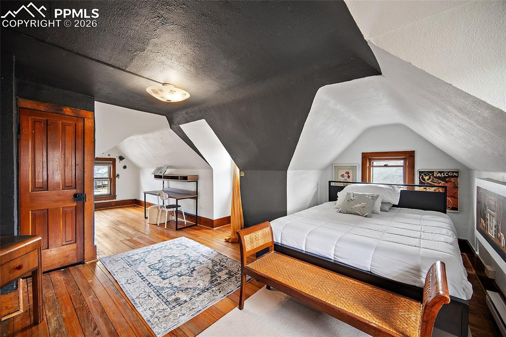 Image 27 of 42: Bedroom