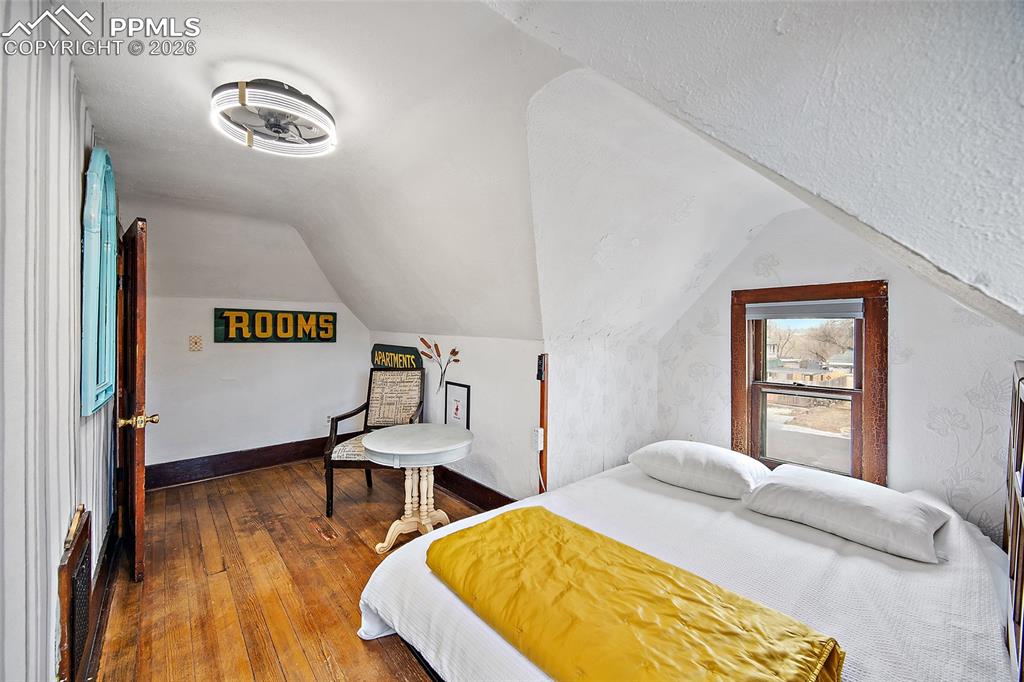 Image 29 of 42: Bedroom